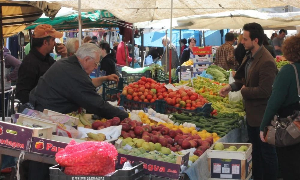 Σπεύδουν στην αγορά οι καταναλωτές για τα τελευταία ψώνια για το τραπέζι των Χριστουγέννων - Στα ύψη οι τιμές φρούτων και λαχανικών